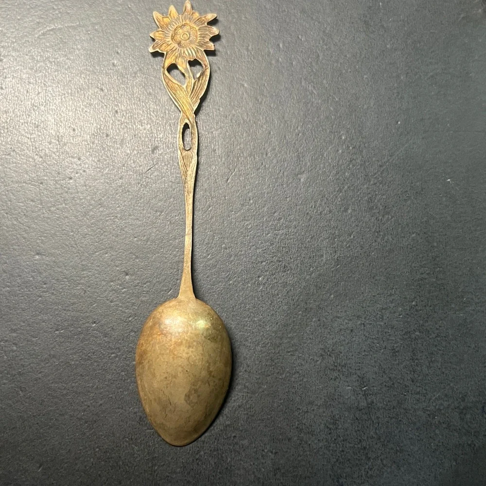 1 vintage collectible souvenir spoon featuring an Edelweiss flower finial